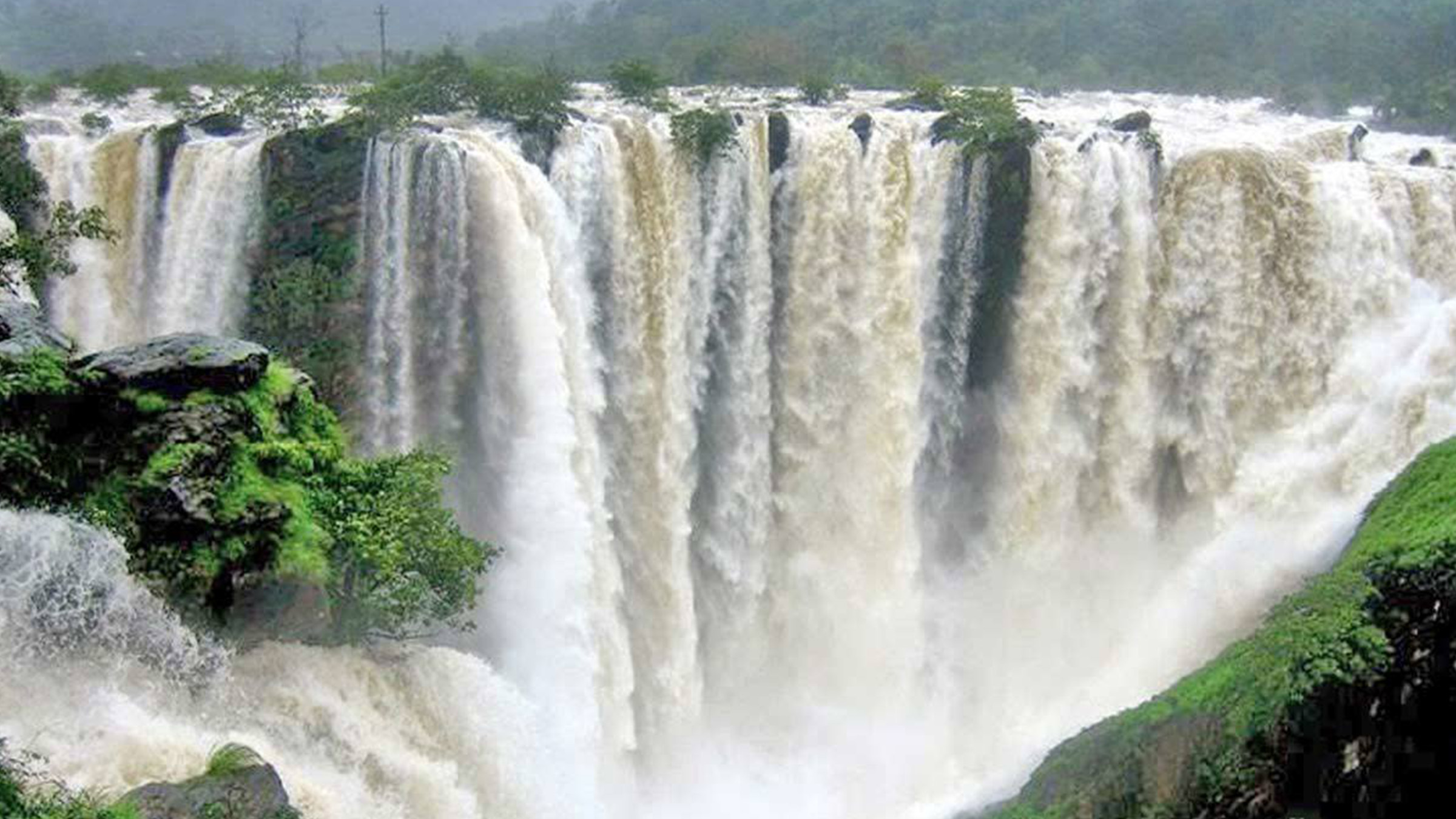 Jog Falls is also known as Gerusoppe falls, Joga jalapatha and Jogada gundi located in Sagara, shimoga.Jog Falls is a major tourist attraction in Karnataka 